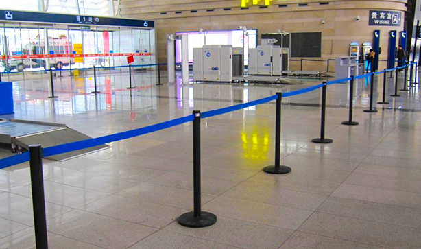 stanchions del aeropuerto